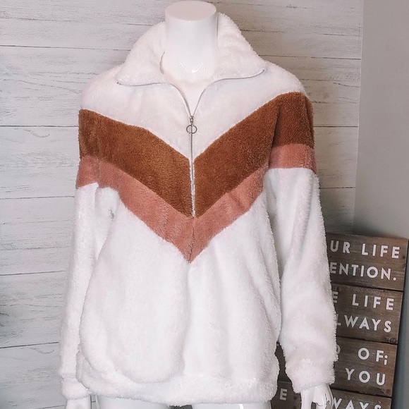 Fuzzy white pullover - Picture 2 of 2